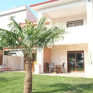 https://villa-valerie.hotelschalkidiki.net